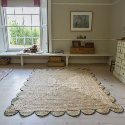 Jute Rug with Green Scalloped Edge