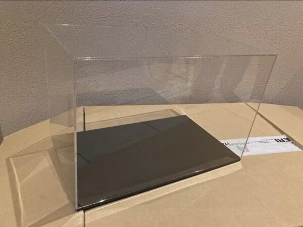 NOT ONLINE Display op zwarte sokkel 1/18