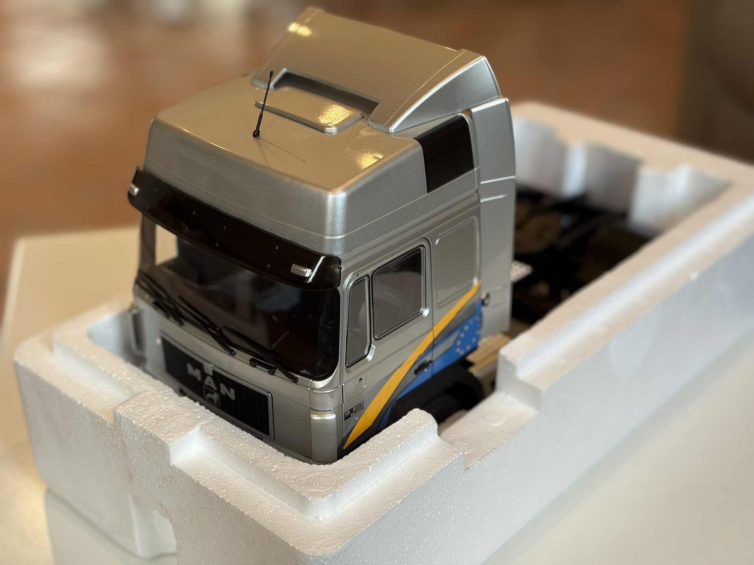 MAN F2000 zilver