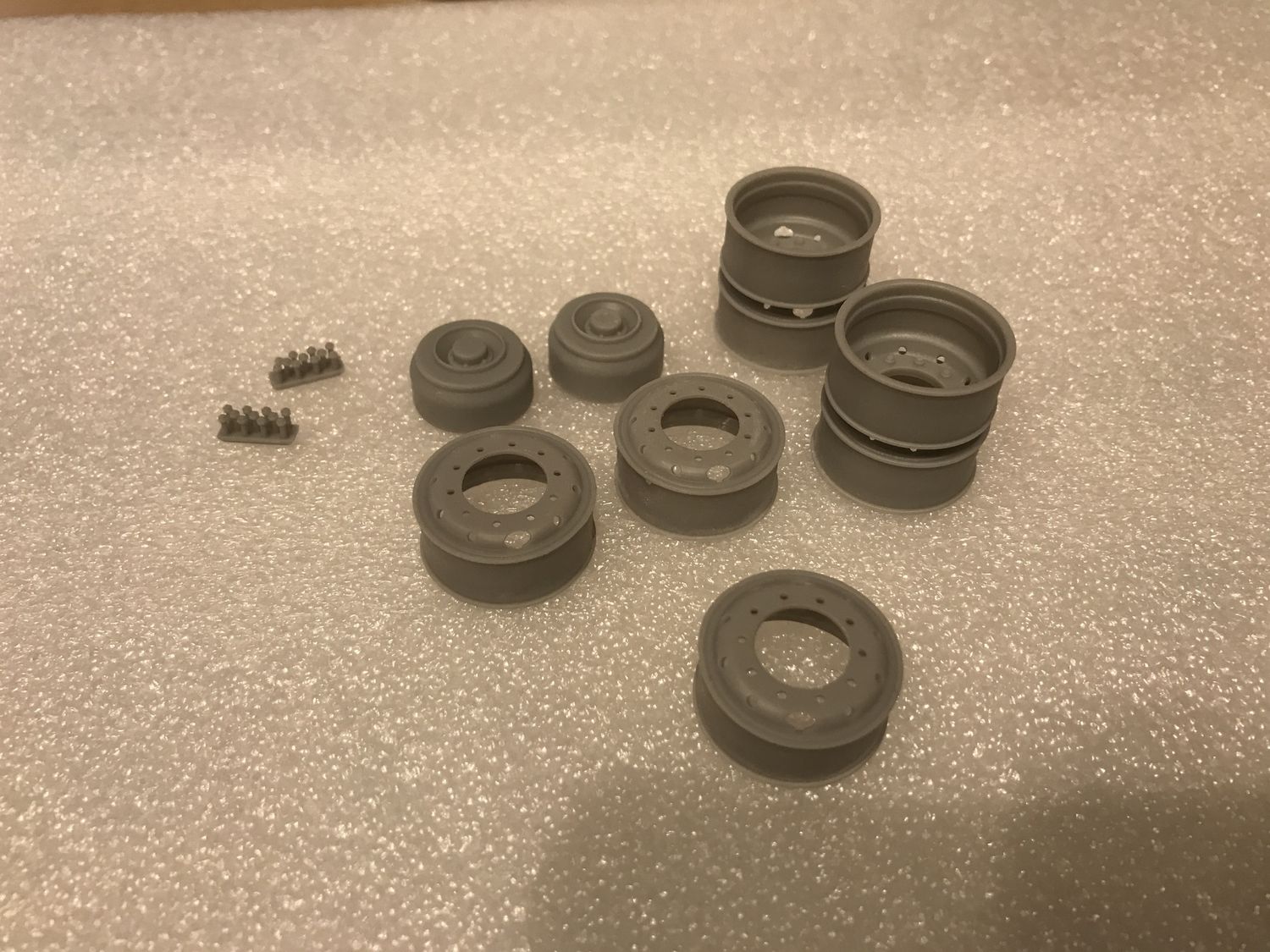 Split rim wheel set for 4x2 turcks (7 rims 2 hubs)