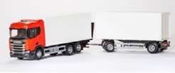 Emek 89645 Scania CR 6X4 rood met 2-assige aanhangwagen en laadklep