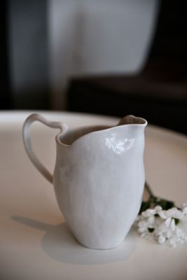 Dream white jar