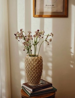 Dorthea Vase, white cream