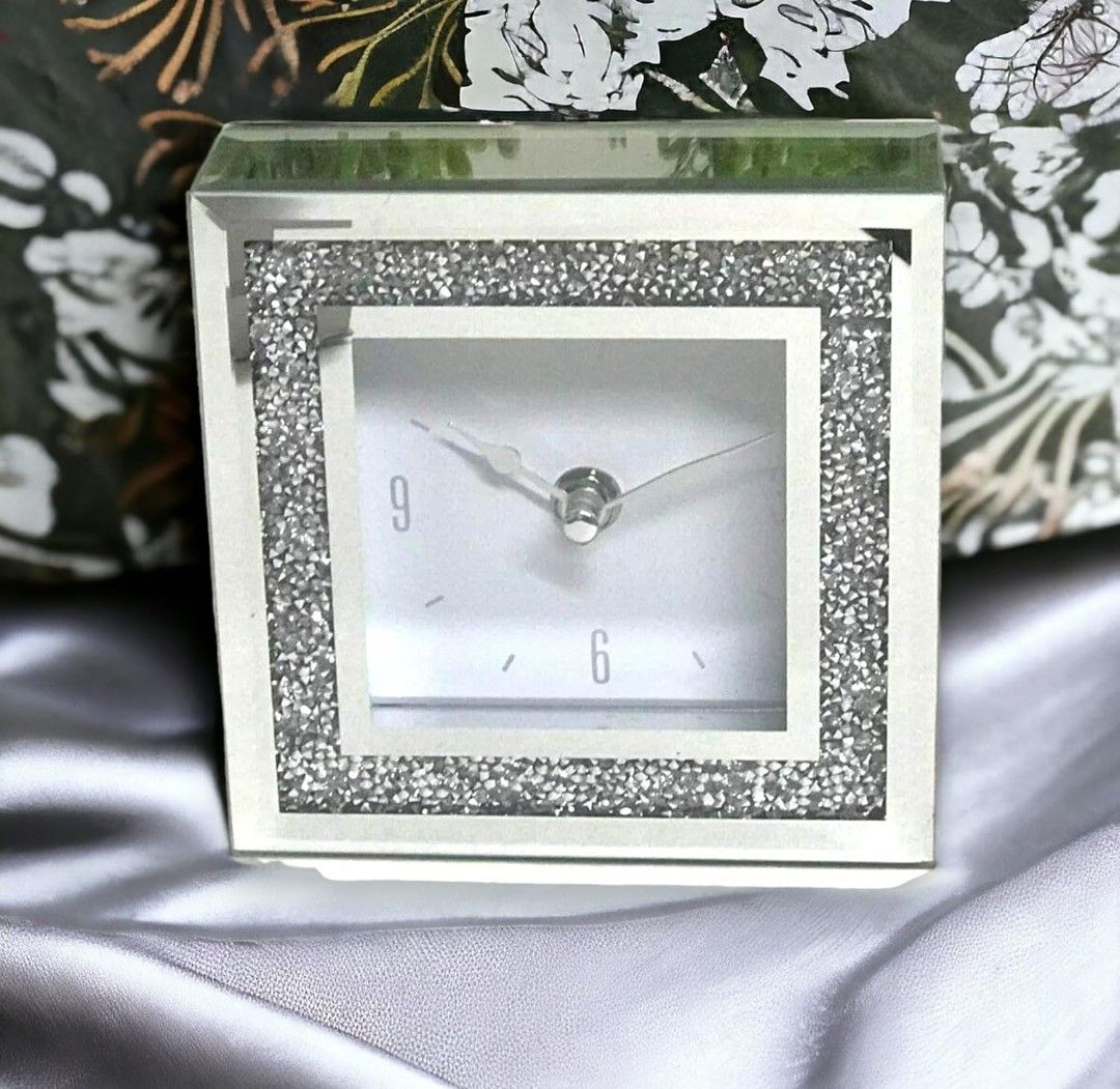 SERENA&#39;S ® Square Crushed Diamante Mantle Clock Glass Mirrored Desk Table Clock Elegant Numerical Style Design Diamante Mirror Glass Clock 14 cm x 14cm