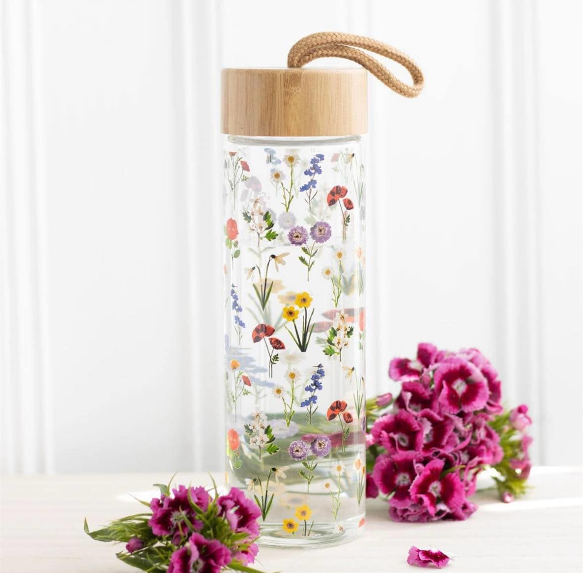 Stay hydrated on the sunniest summer days with this cheerful glass water bottle. Features an all-over sunflower print with bamboo lid and cord loop for taking on the go. 600ml capacity. Hand wash