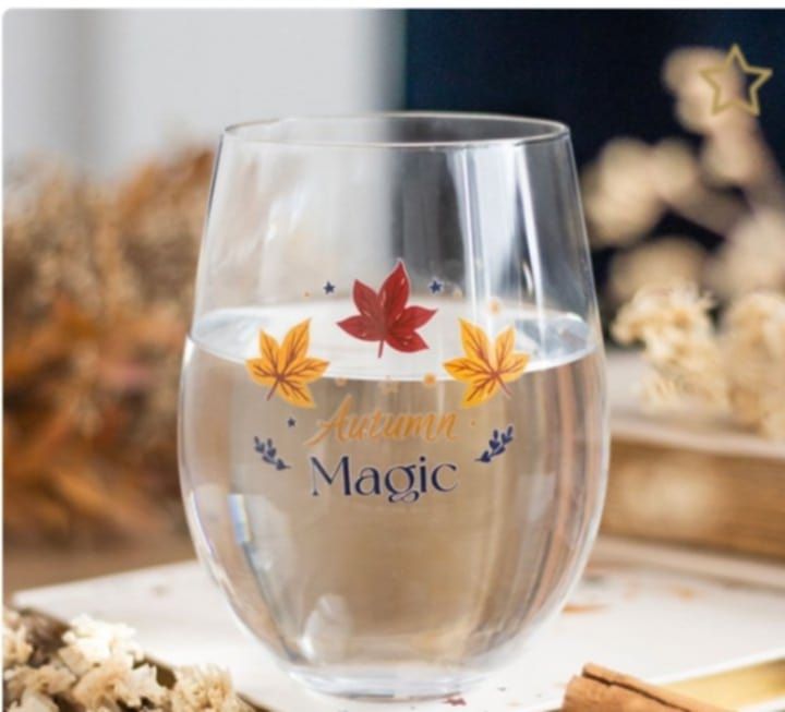 Perfect for wine or spiced cider, this clear glass is elegantly adorned with golden stars, autumn leaves, and the words Autumn Magic. A sophisticated addition to any table or a thoughtful gift for cel