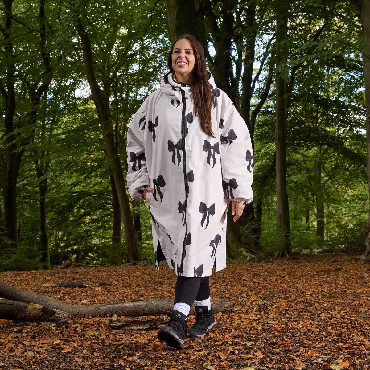Adult Water Resistant Sherpa Bow Print Drying Robe - Monochrome
