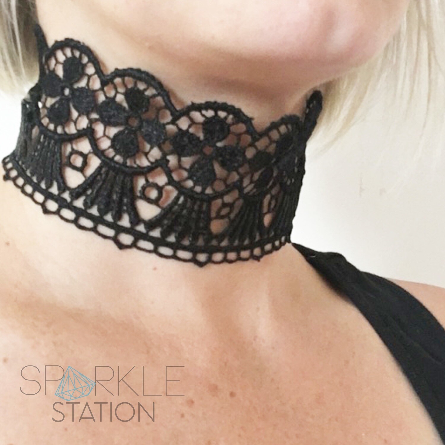 Black lace choker
