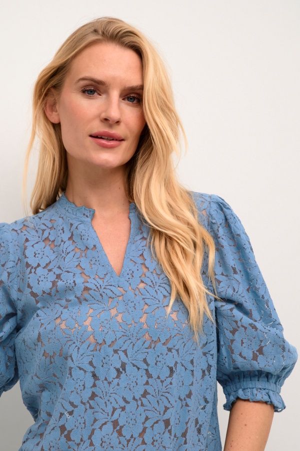 Cream Blouse dentelle bleu manches courtes bouffantes 10612448