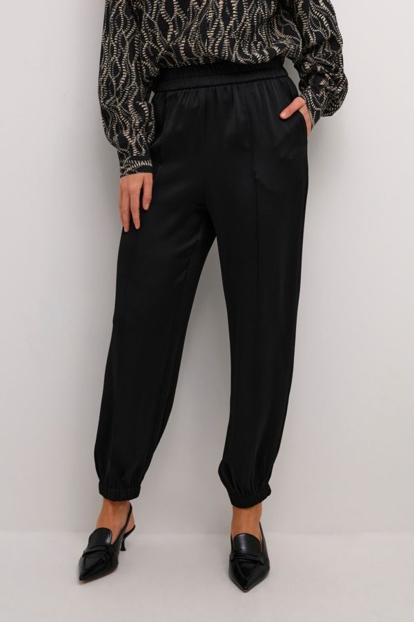 Kaffe Pantalon satiné noir souple avec élastique 10509327