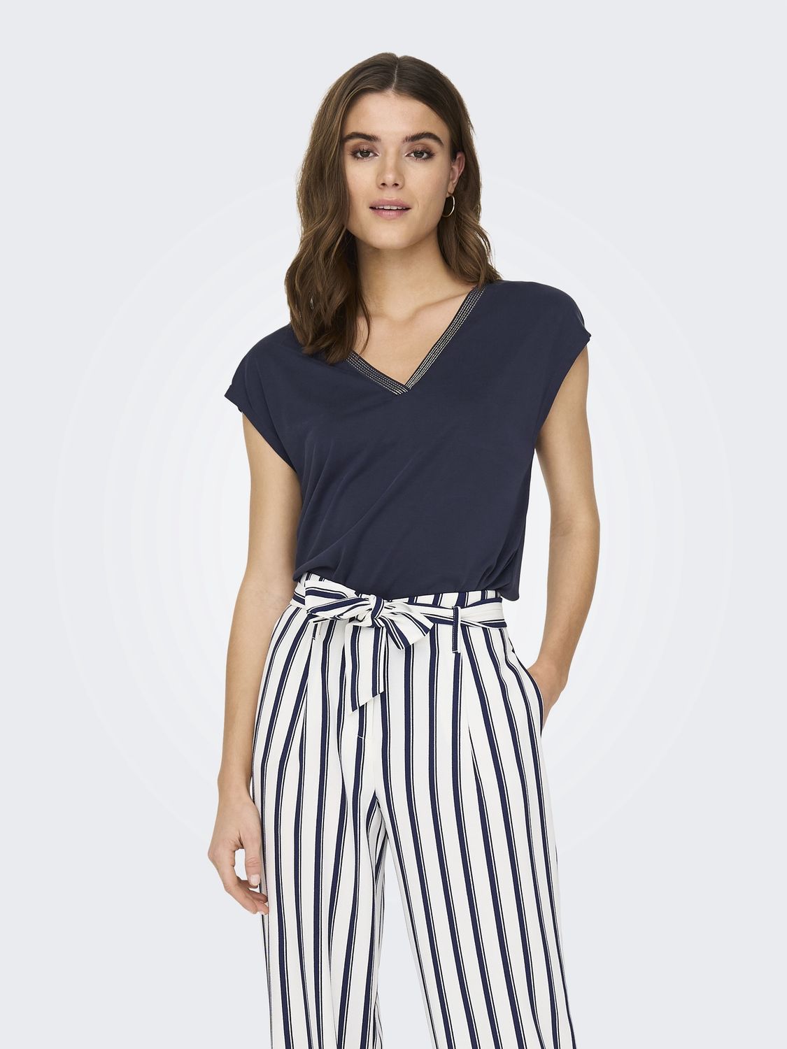 Only T-Shirt marine col V detail lurex doré 15285624
