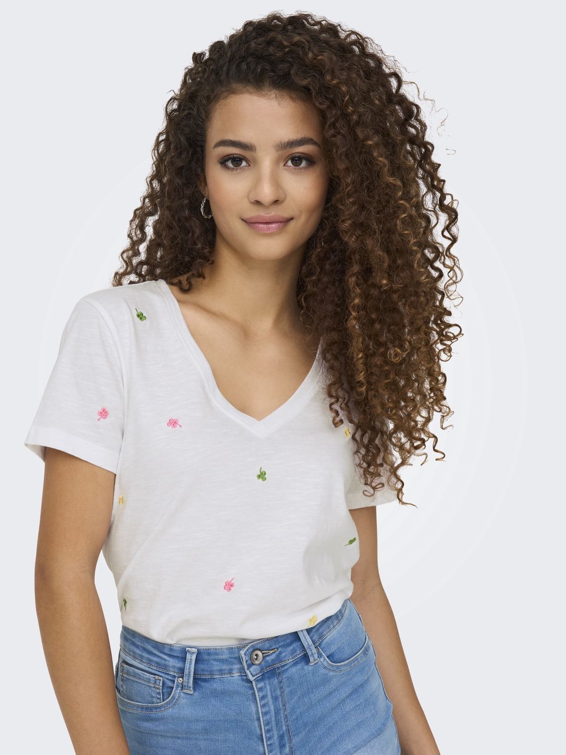 Only T-Shirt col V broderie trèfles colorés 15288478