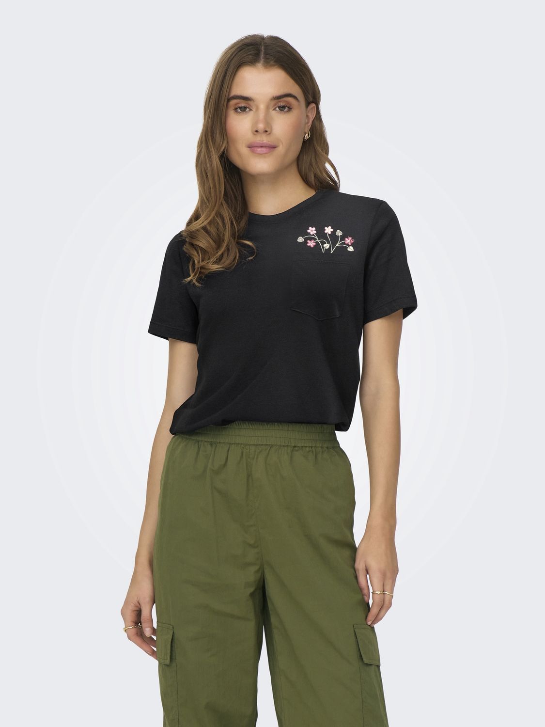 Only T-Shirt noir motifs fleurs poche avant 15317989