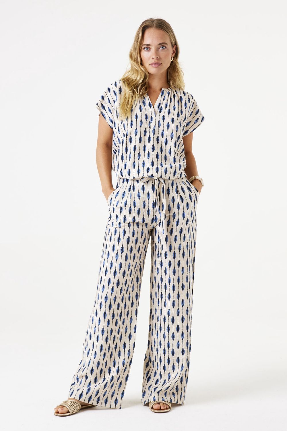 Garcia Pantalon crème avec ceinture motif bleu E50314