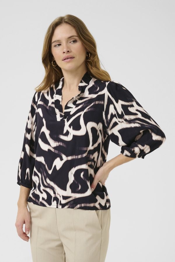 Kaffe Blouse noire col V frisson manches bouffantes avec élastique motif écru 10510322