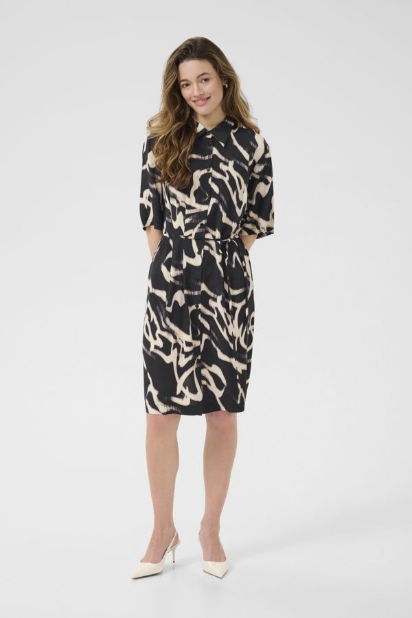 Kaffe Robe noire boutonnée avec ceinture avant motif écru 10510099