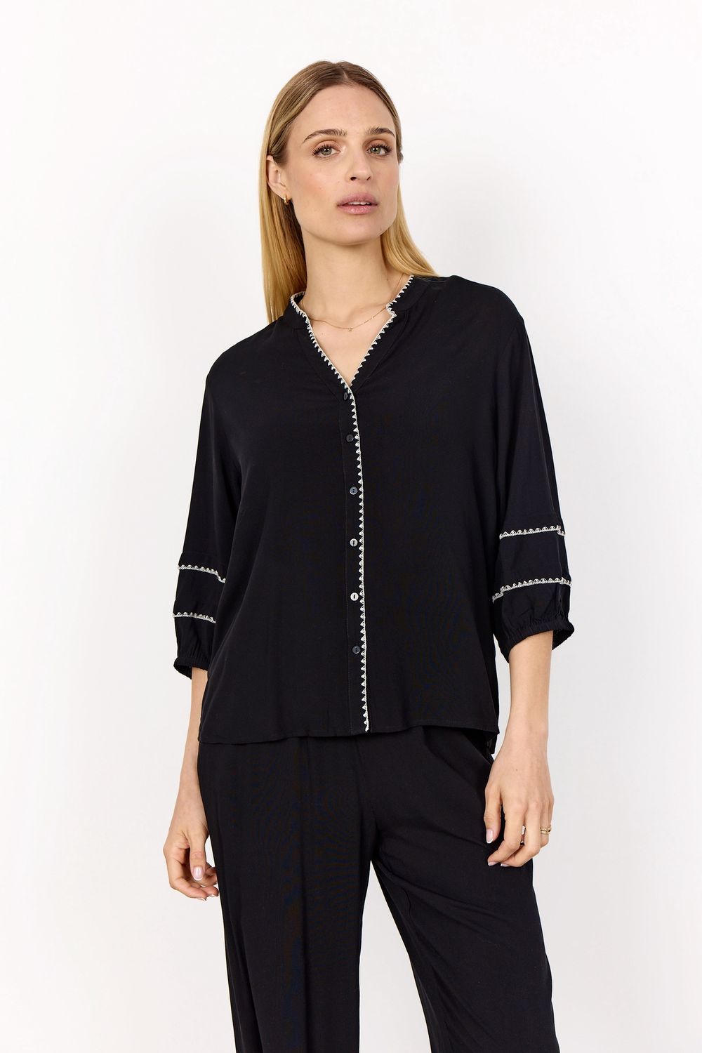 Soya Concept Blouse noire boutonnée avant bordure brodée blanche 41328