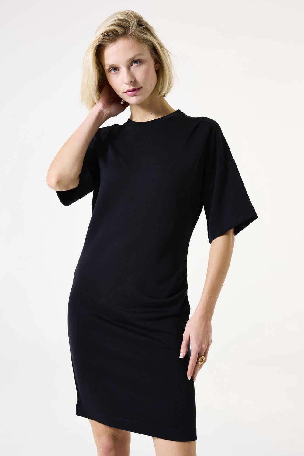 Garcia Robe noire manches courtes fronces avant H50086