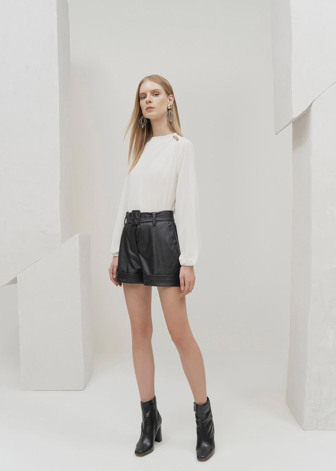 Lezalez Short court en cuir vegan noir avec ceinture 6673L