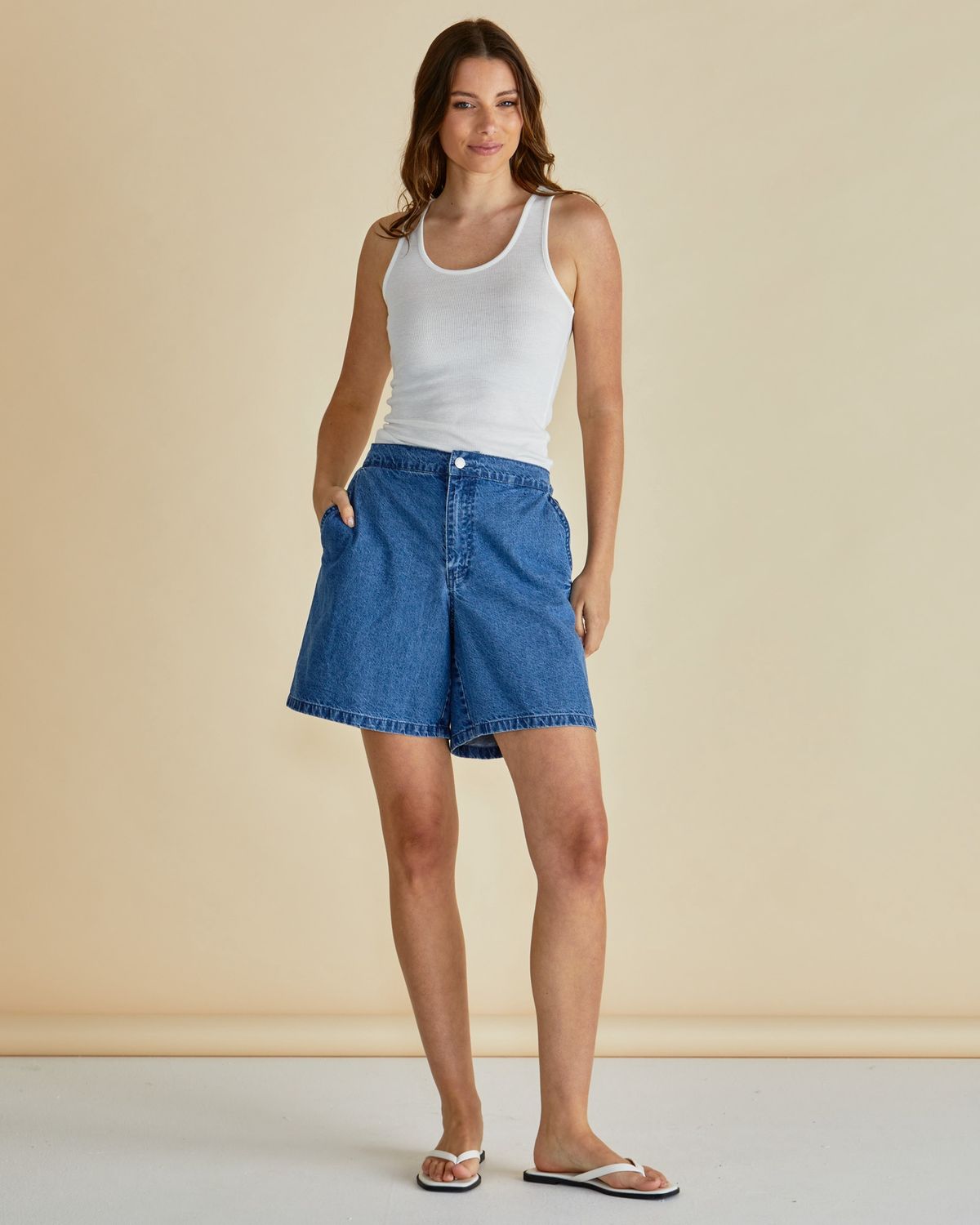 Betty Basic Short denim bleu foncé taille élastique à l'arrière BB-8498