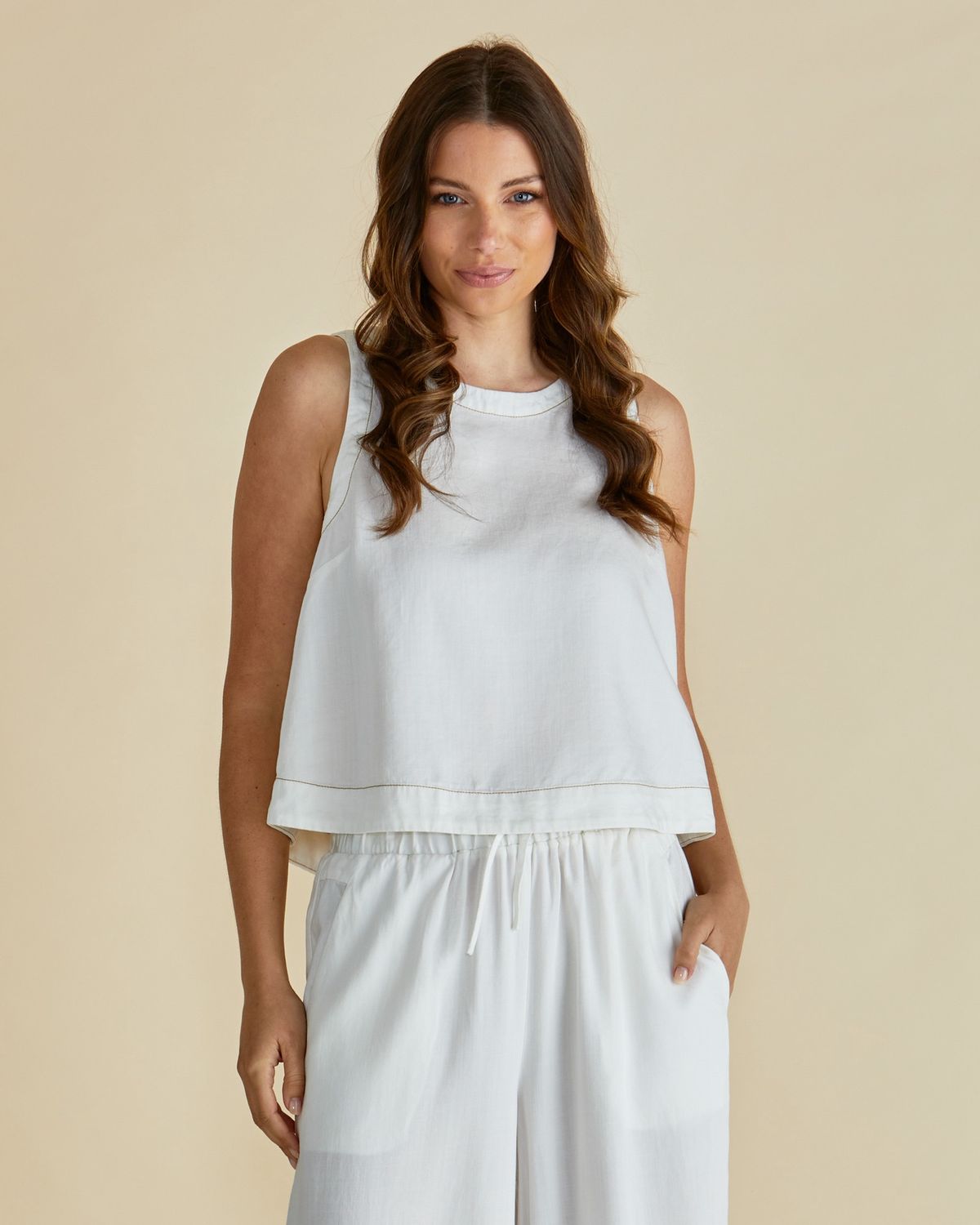 Betty Basic Camisole blanche boutonnière au dos BB-8485