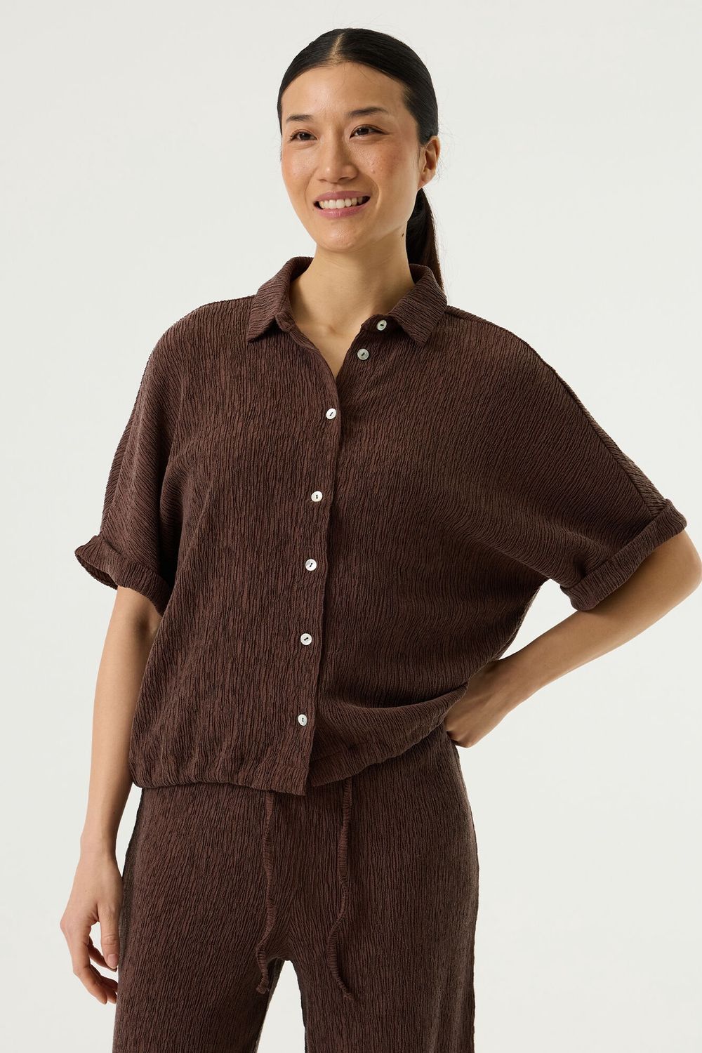 Garcia Blouse oversize boutonnée avec cordon dans le bas manches courtes à revers Earth Brown P260239