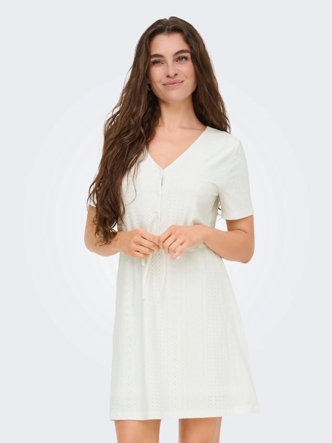 JDY Robe col V manches courtes ajustement à la taille offwhite motif floral broderie 15372213