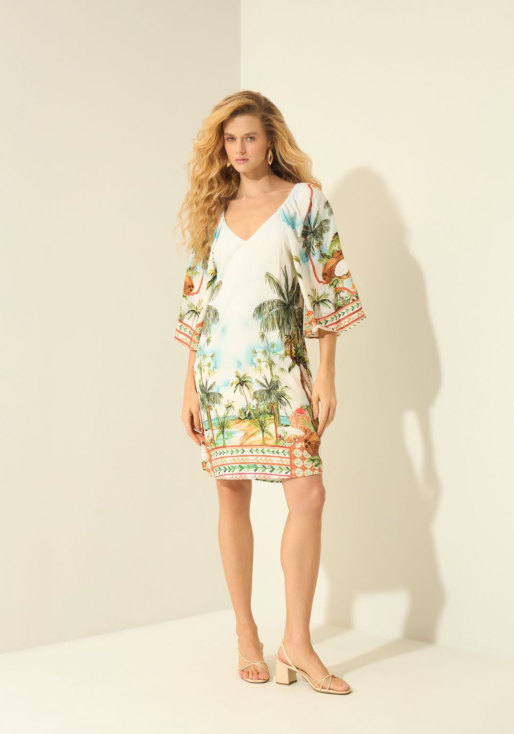 Lezalez Robe manches 3/4 à fronces col V imprimé palmier 3601E