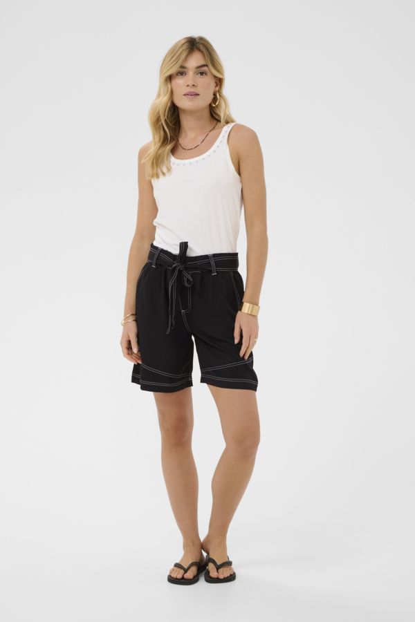 Cream Short noir avec couture blanche ceinture à la taille 10614983
