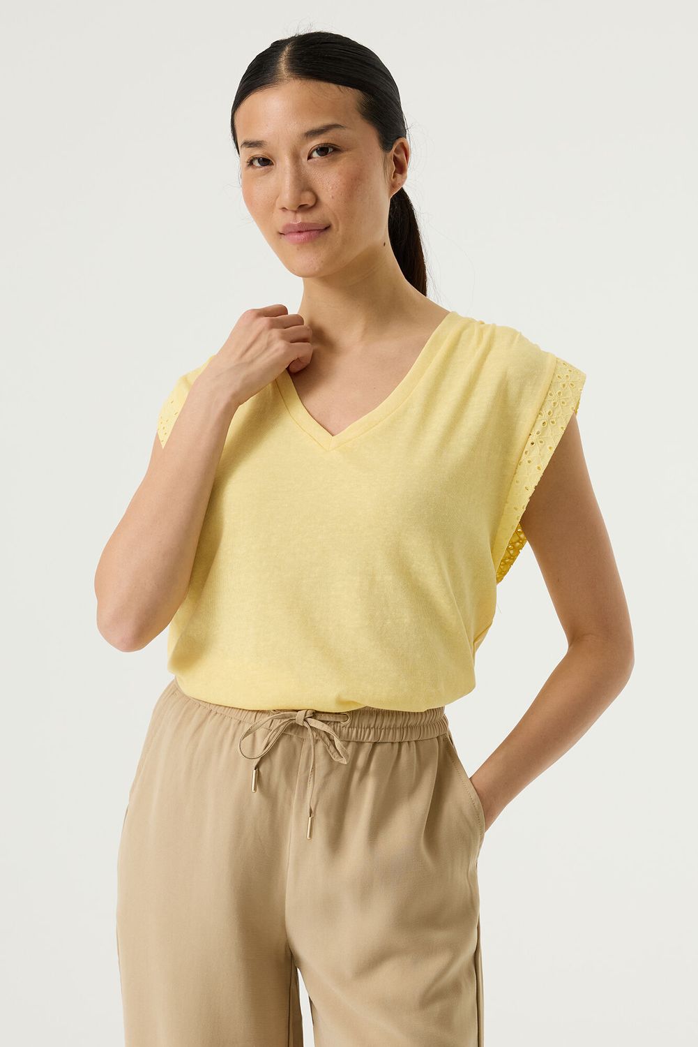 Garcia T-Shirt jaune citron col V broderie à la manche Q260007