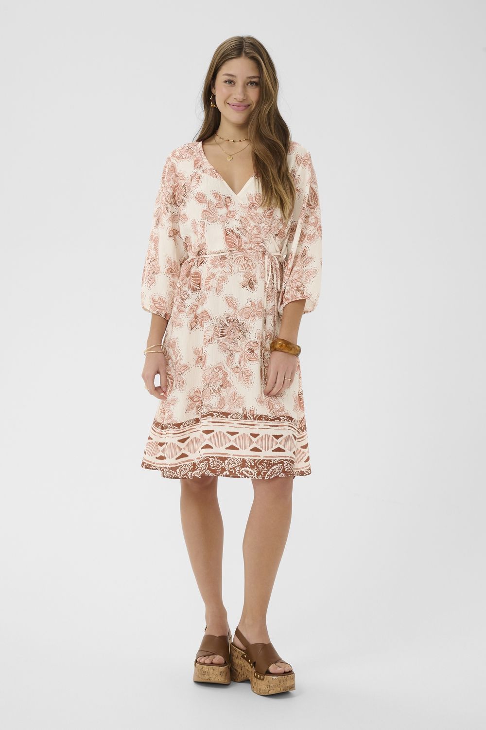 Cream Robe portefeuille offwhite à imprimé floral terracotta avec cordon à la taille 10615076