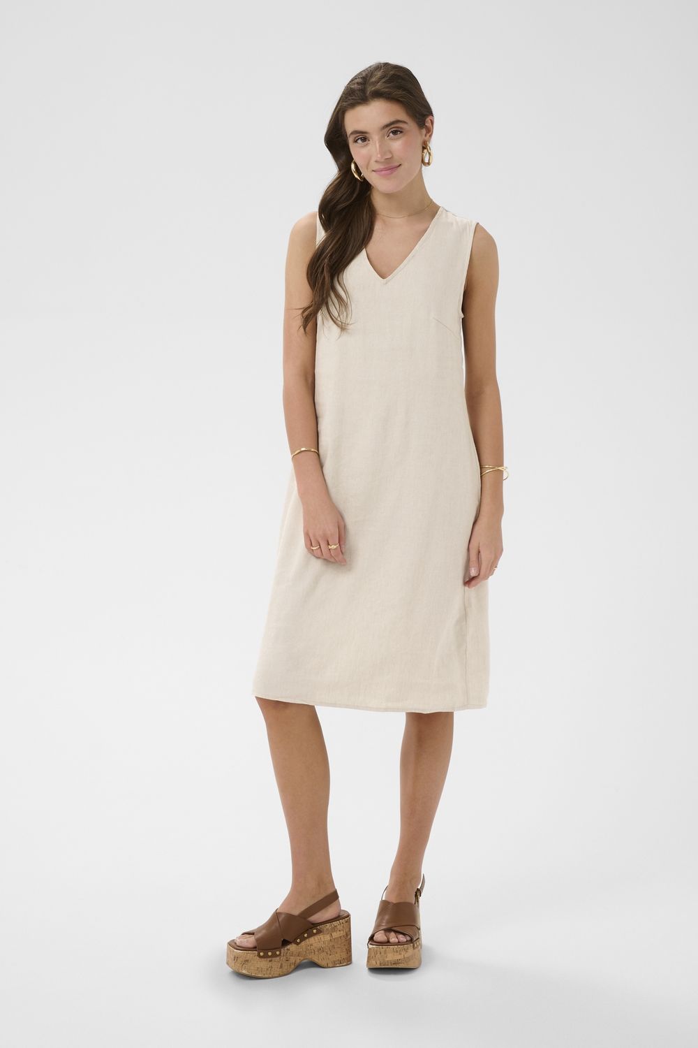 Cream Robe couleur naturel avec boutonnière au dos et encolure en V 10615078