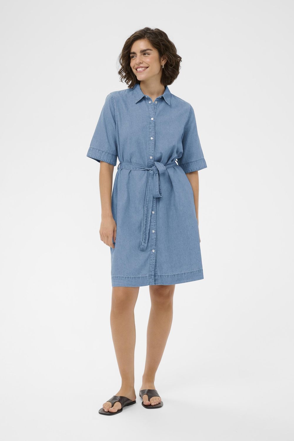 Kaffe Robe de jeans manches courtes cordon à la taille et boutons à pression au devant 10511714