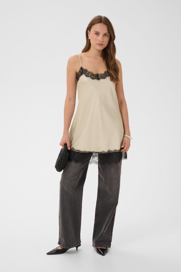 Kaffe Robe/Tunique satinée à fines bretelles ajustables dentelle noire Feather Gray  10511950
