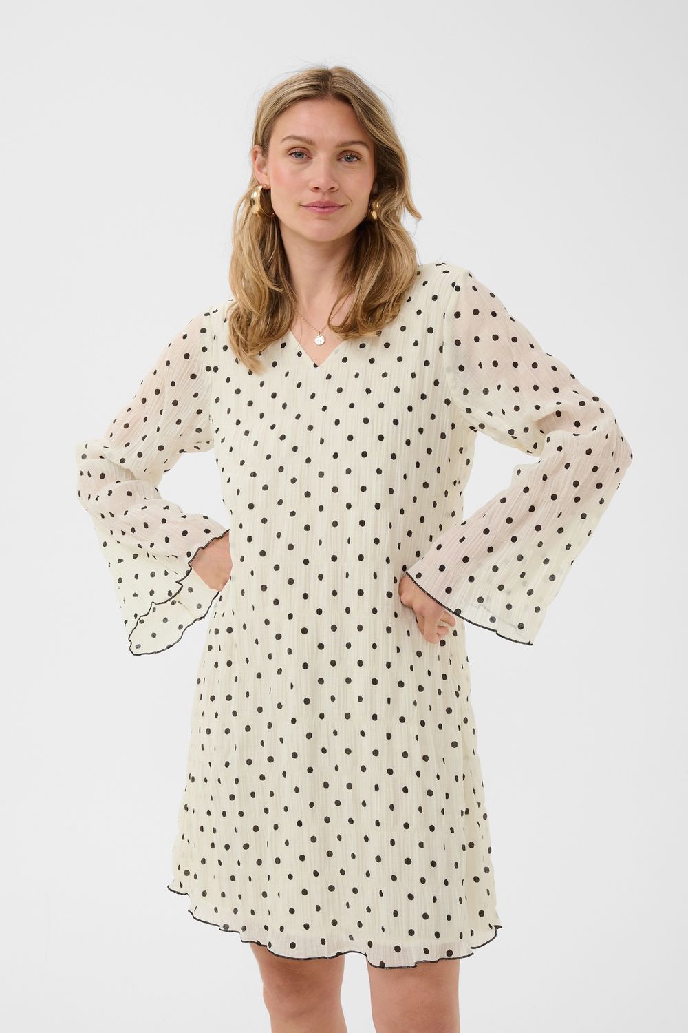 Cream Robe offwhite à petits pois noirs manches longues évasées