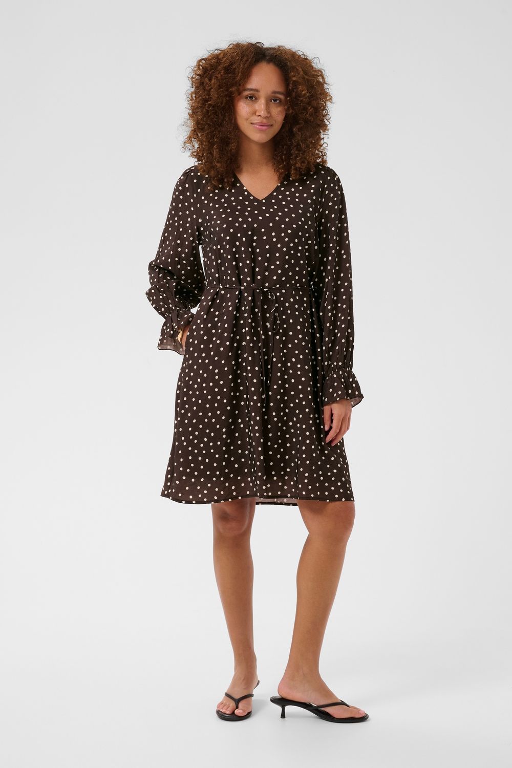 Kaffe Robe brune à pois avec manches longues sur élastiques et cordon ajustable à la taille 10511763