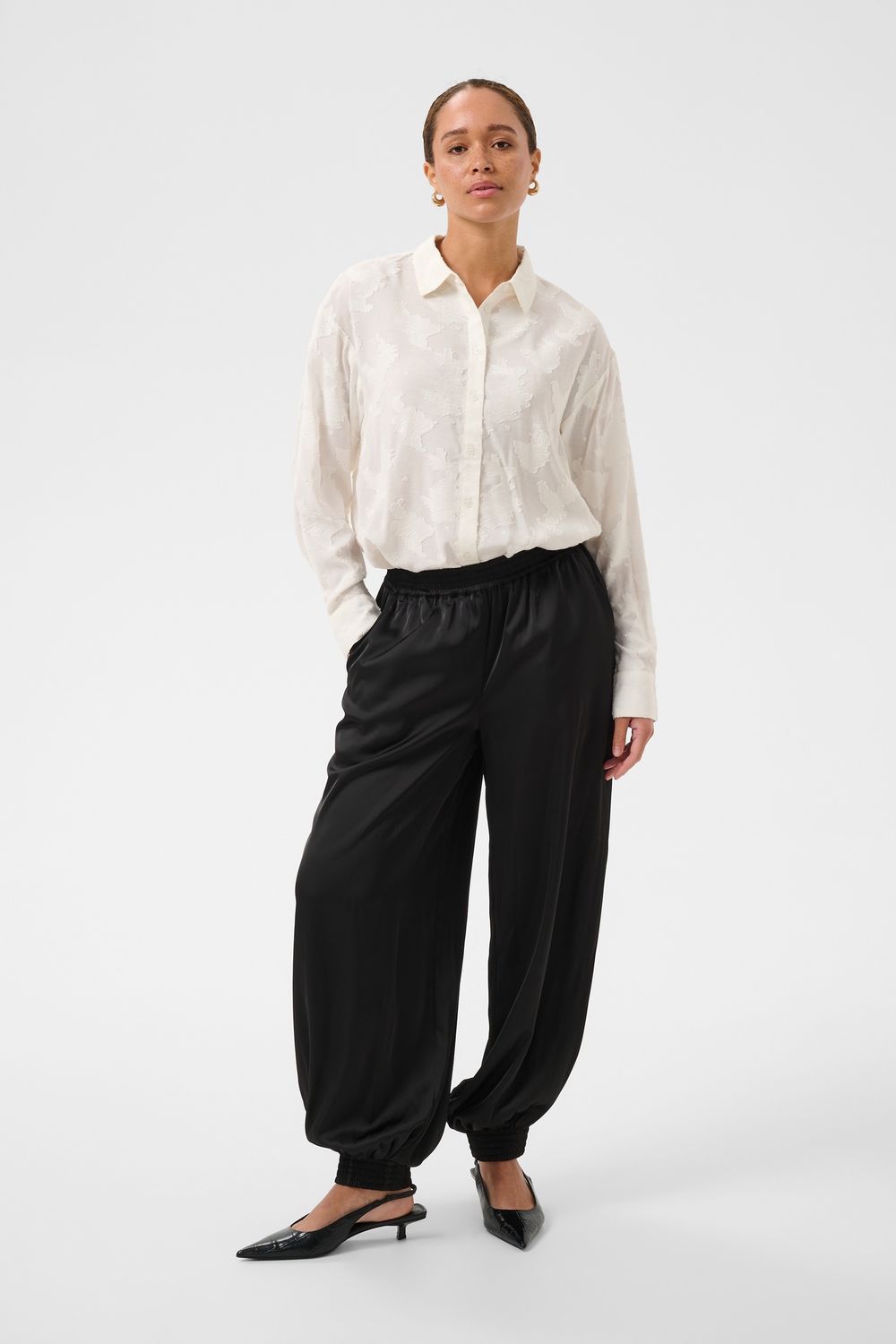 Kaffe Pantalon noir satiné avec bande élastique aux chevilles et taille élastique 10511953