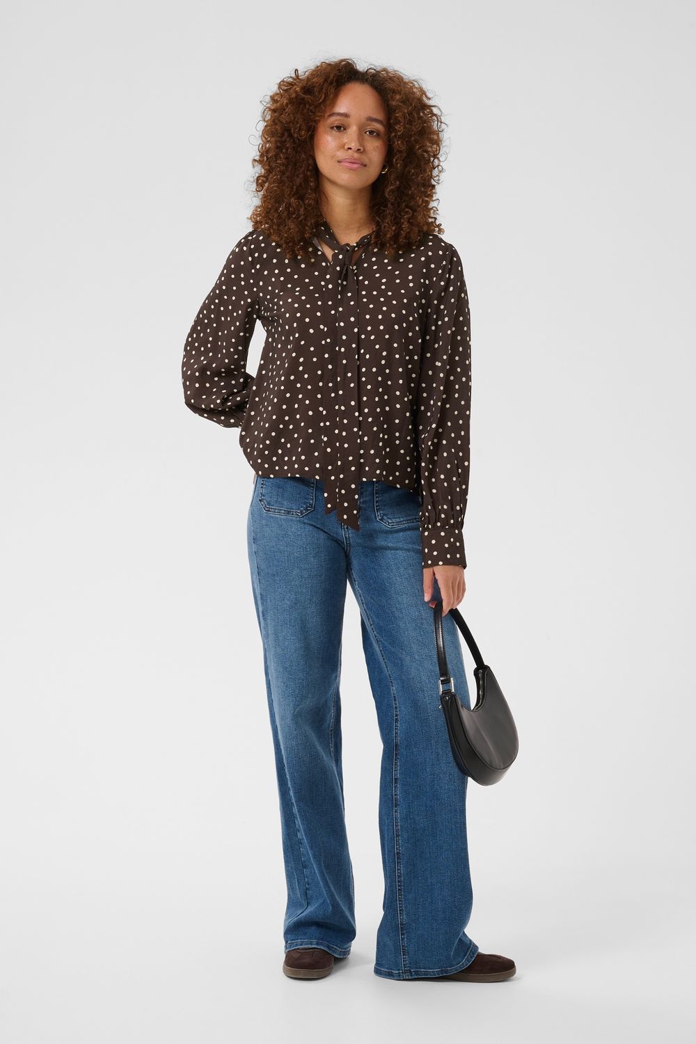 Kaffe Blouse brune à pois offwhite avec manches longues et détail de boucle au col 10511775