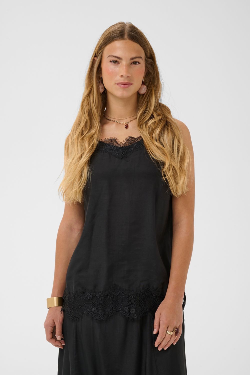 Cream Camisole noir à fines bretelles avec détails de dentelle 10615350