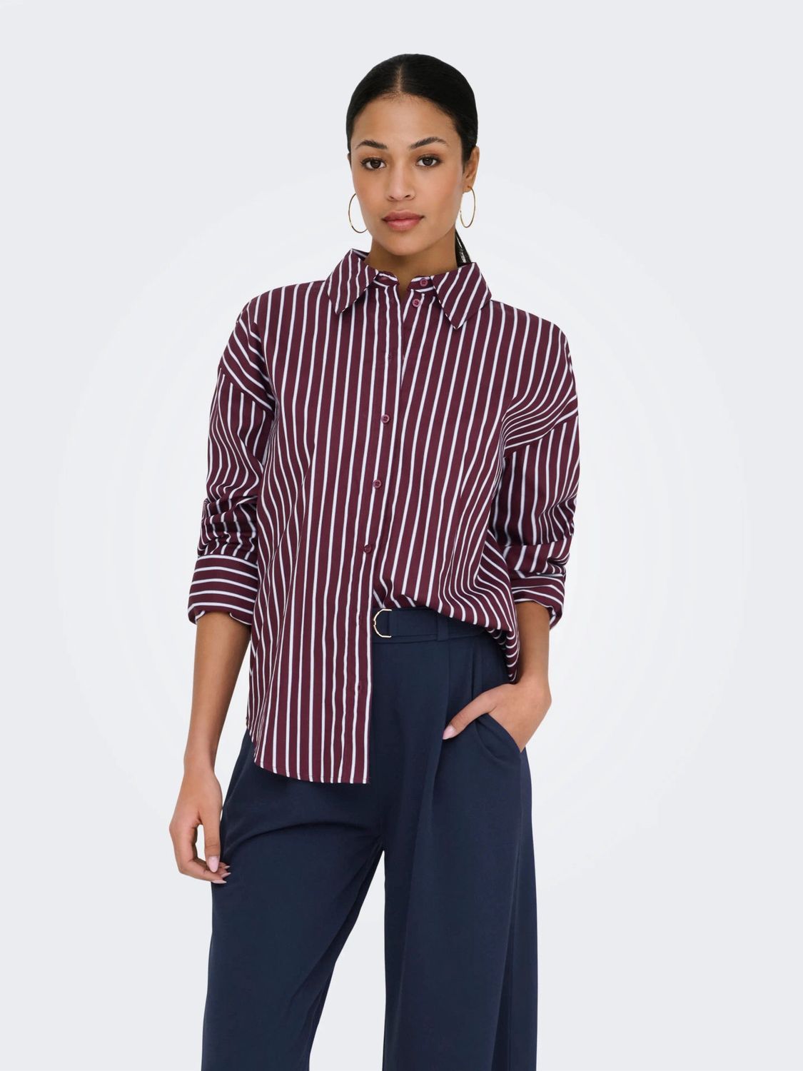 JDY Chemise couleur aubergine à fines rayures offwhite et bleu pâle 15380444