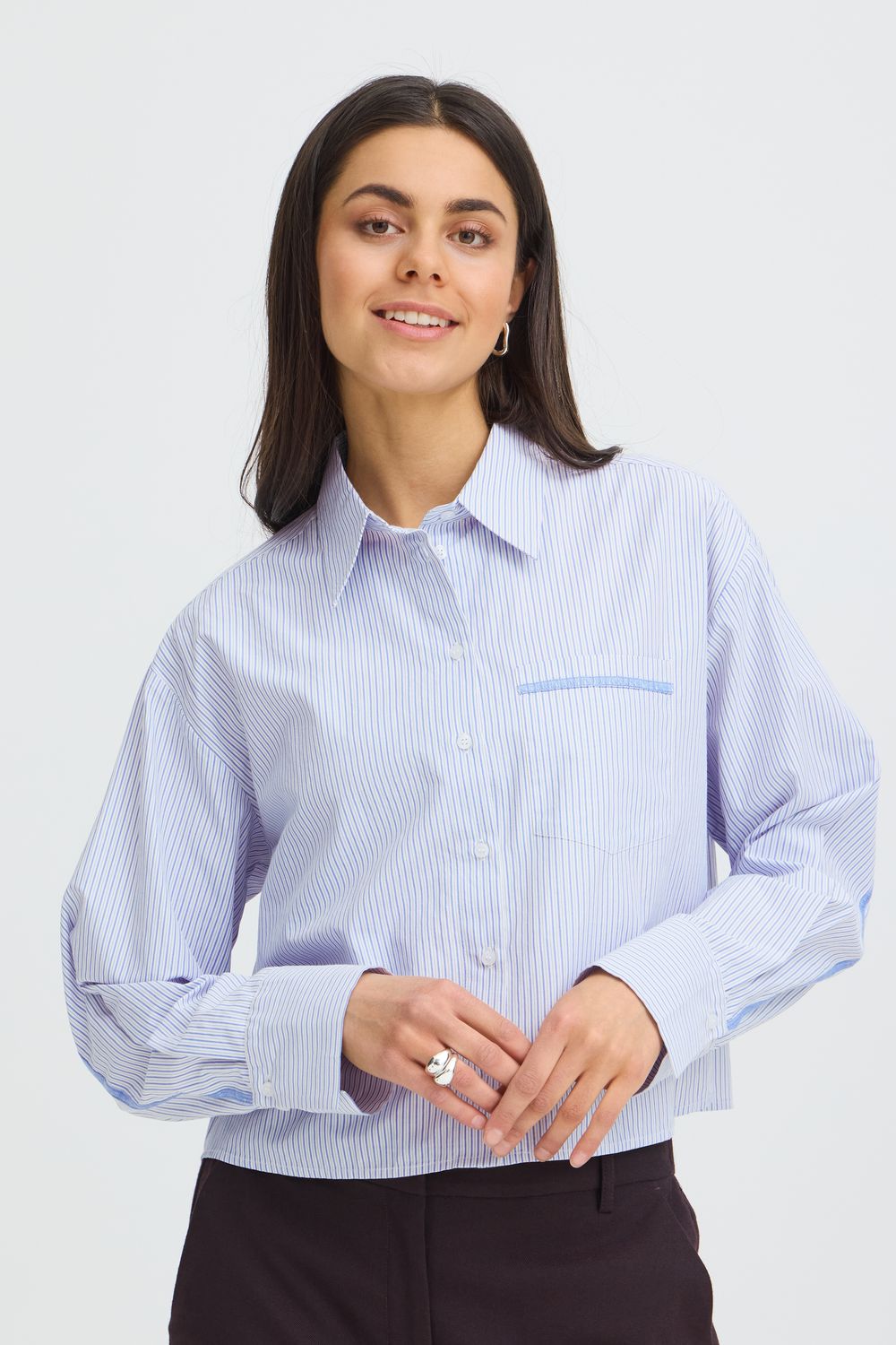 Fransa Chemise crop blanche à rayures bleu clair 20618263