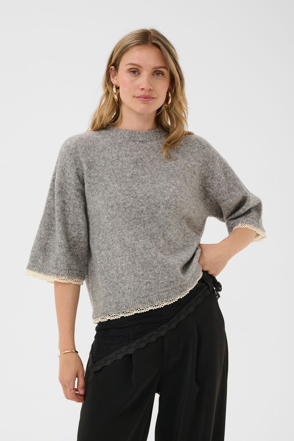 Cream T-shirt en tricot gris mélange avec détail de dentelle au bas et aux manches 10615619