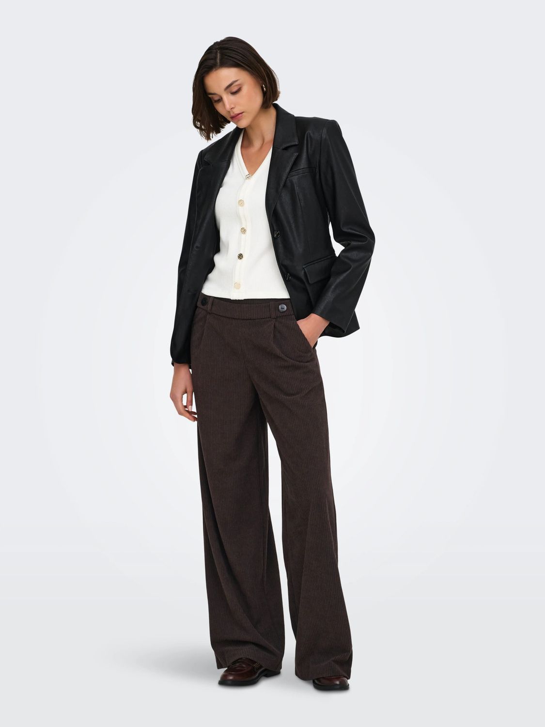 JDY Pantalon en corduroy brun chocolat avec deux boutons noirs à l'avant 15357186