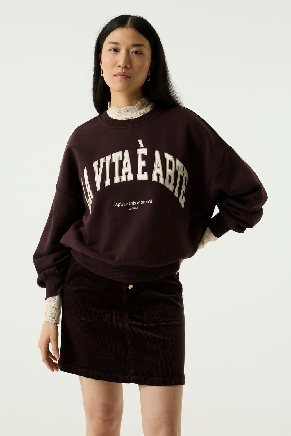 Garcia Crewneck brun chocolat écriture La Vita offwhite T260262