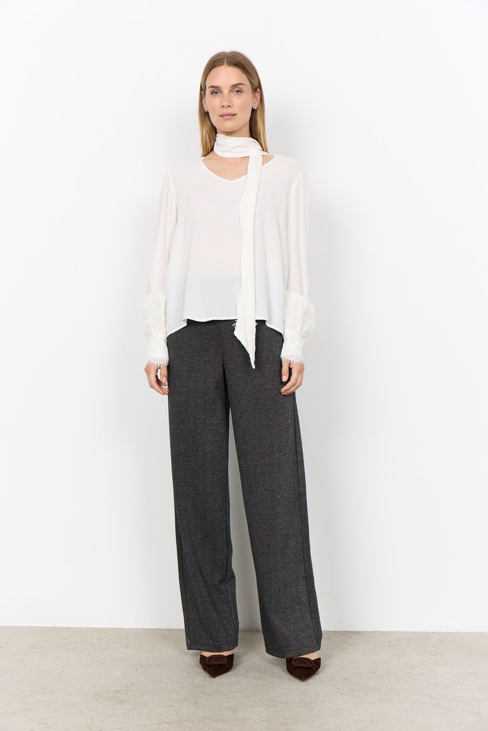 Soya Concept Blouse offwhite détail de dentelle aus bas des manches et cravate au cou ou à la ceinture 42003
