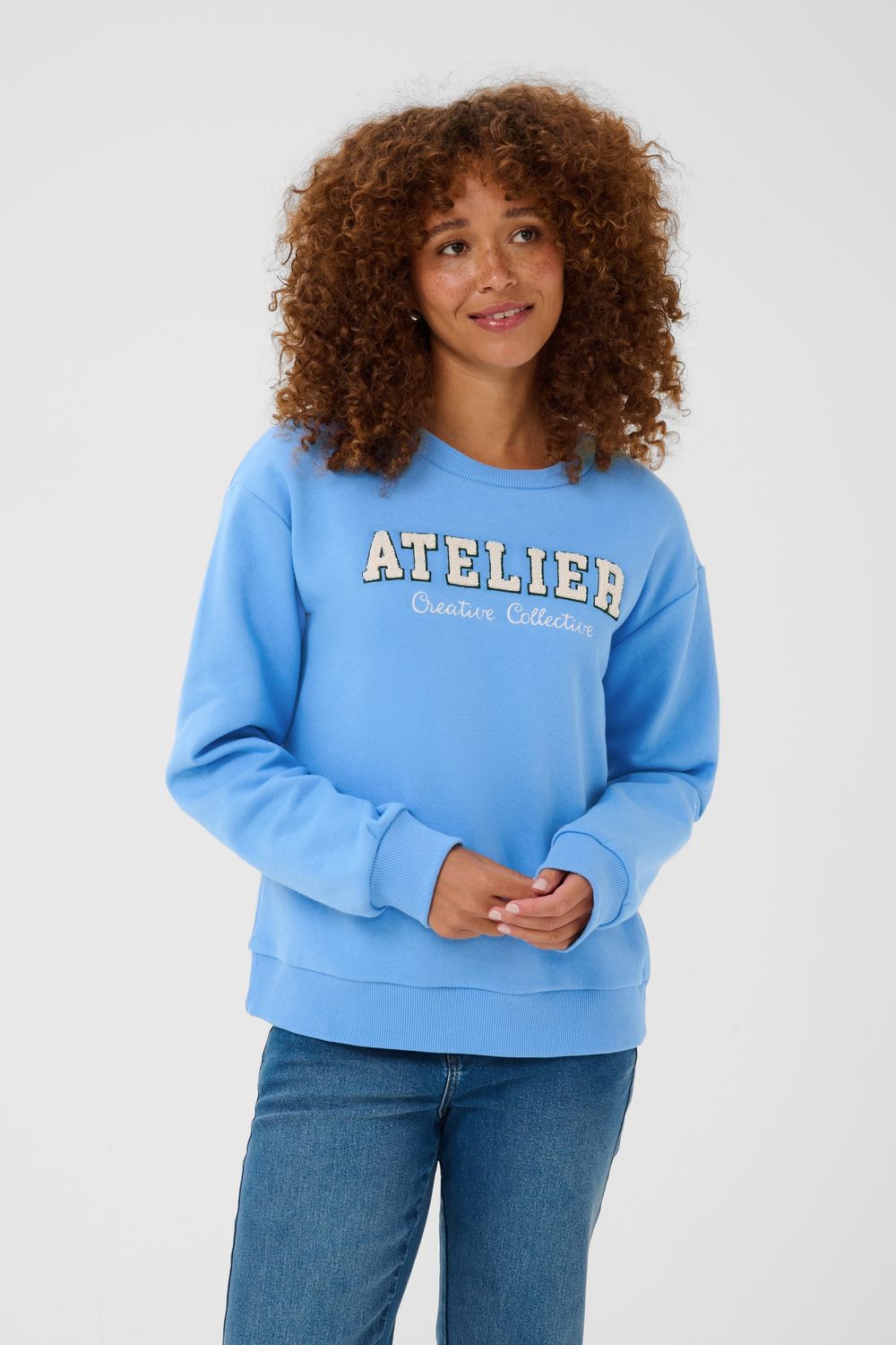 Kaffe Crewneck bleu azur avec écriture « Atelier » texturée 10512023