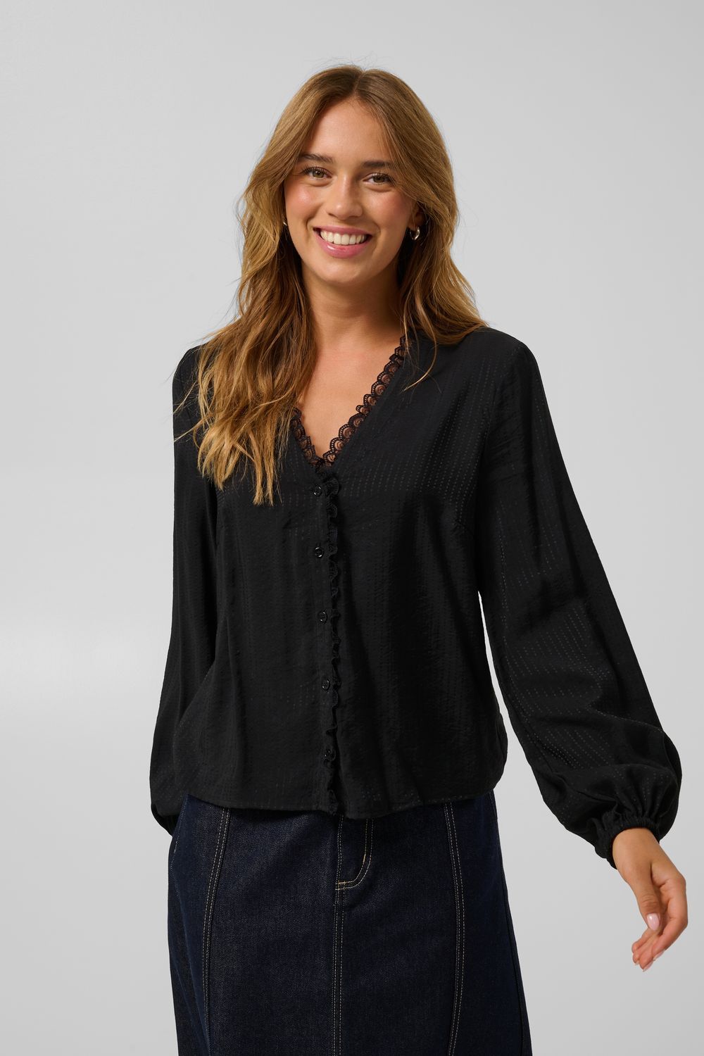 Kaffe Blouse noire avec détails texturés et dentelle au col et le long de la boutonnière 10512368