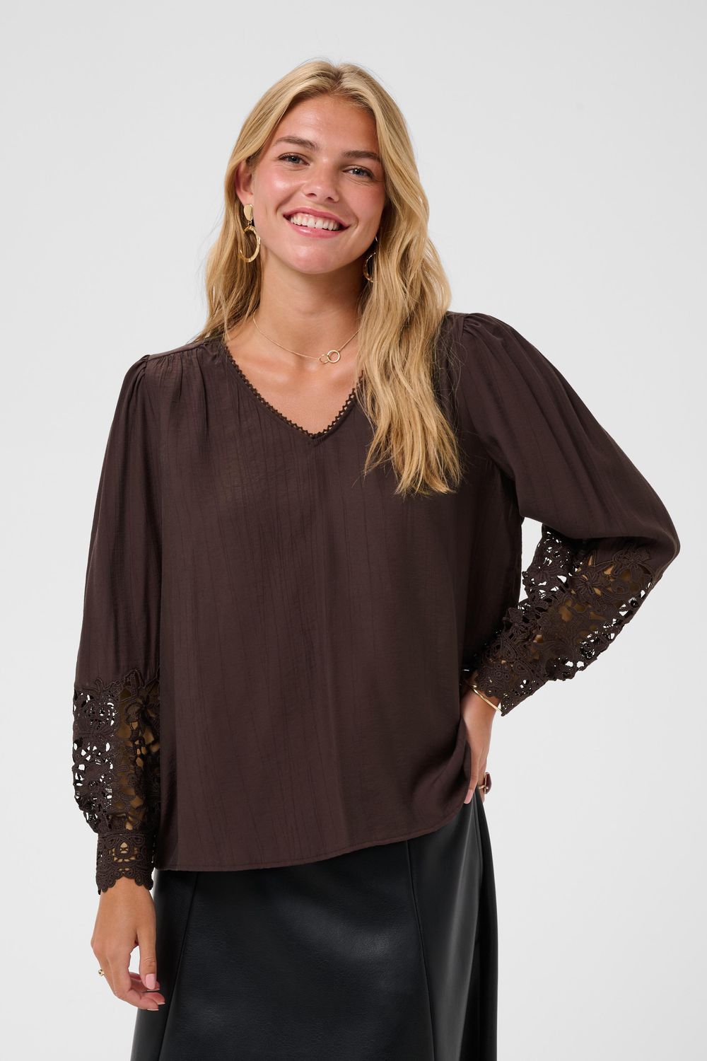 Cream Blouse brun Java avec insertion de broderie au bas des manches 10614427
