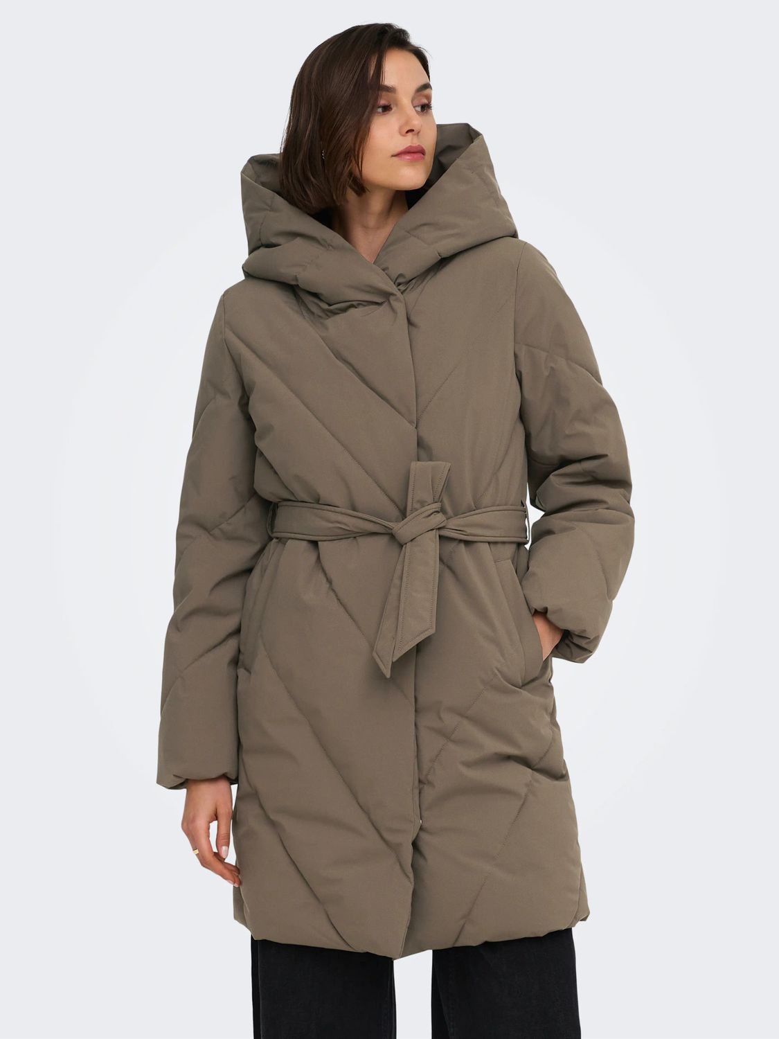 JDY Manteau puffer a capuchon et cintré à la taille couleur taupe/kaki 15377122