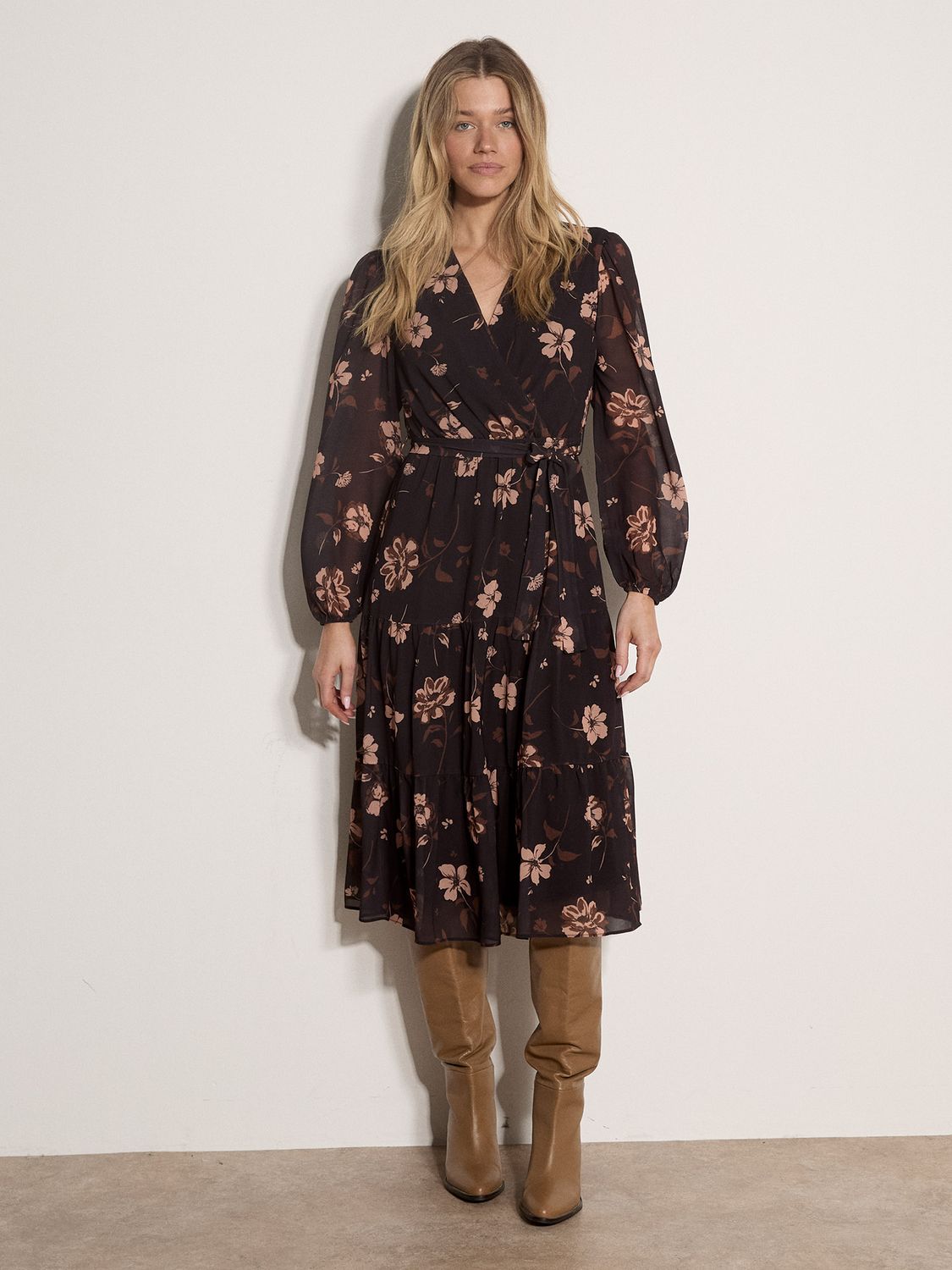 Apricot Robe midi noire motif floral caramel encolure croisée avant X253050